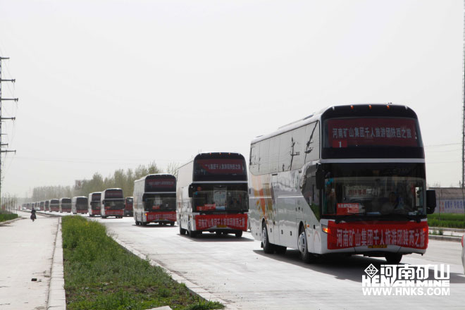 行進(jìn)中的車隊(duì)，浩浩蕩蕩，蔚為壯觀.jpg